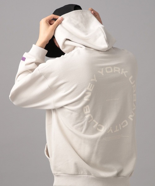 BAYFLOW（ベイフロー）の「URBANプリントスウェットフーディー（パーカー・メンズ・ブルー/アイボリー/ブラック・MEDIUM/LARGE）」の2枚目の写真