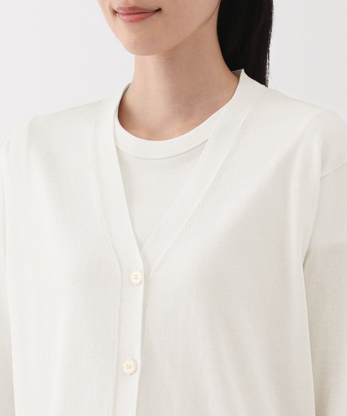 無印良品（ムジルシリョウヒン）の「婦人　ＵＶカットライトニットＶネックカーディガン（カーディガン/ボレロ・レディース・ホワイト/ライトグレー/ライトブルー/ブラック/ブラウン/ライトイエロー/ライトピンク・S/M/L/XL）」の17枚目の写真