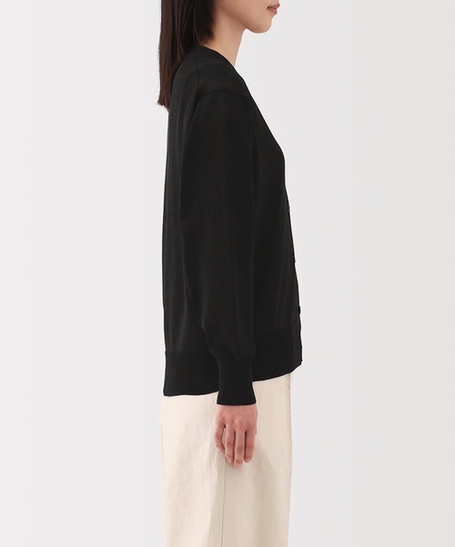 無印良品（ムジルシリョウヒン）の「婦人　ＵＶカットライトニットＶネックカーディガン（カーディガン/ボレロ・レディース・ホワイト/ライトグレー/ライトブルー/ブラック/ブラウン/ライトイエロー/ライトピンク・S/M/L/XL）」の12枚目の写真