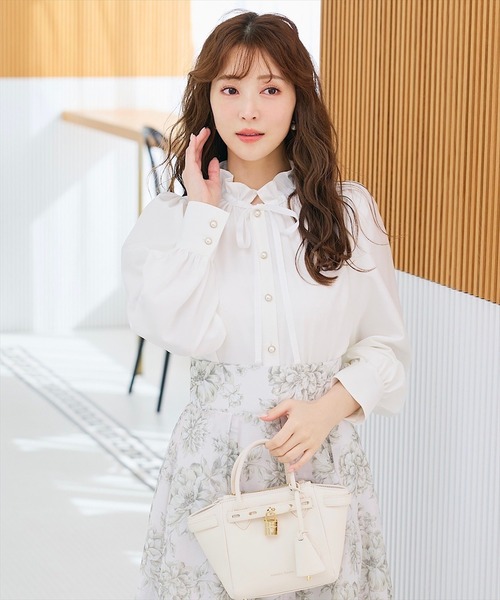 SWINGLE（スウィングル）の「フリルハイネックナローリボンブラウス（シャツ/ブラウス・レディース・ブラック/ライトベージュ/ピンク・FREE）」の2枚目の写真