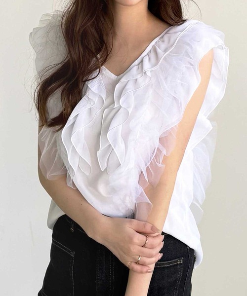 GeeRA(ジーラ)の「シアーフリルブラウス(シャツ/ブラウス・レディース・ブラック/ホワイト・LARGE/MEDIUM)」の3枚目の写真