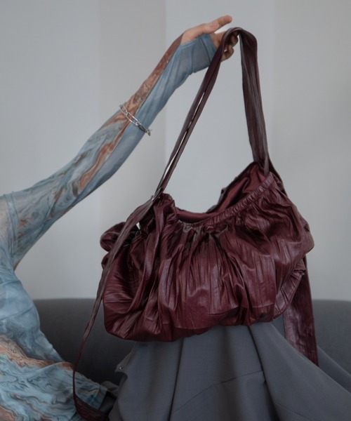 VACANCY（ヴァカンシー）の「ワッシャー加工ヴィーガンレザーショルダーバッグ（ショルダーバッグ・レディース・レッド/ブラック・FREE）」の18枚目の写真