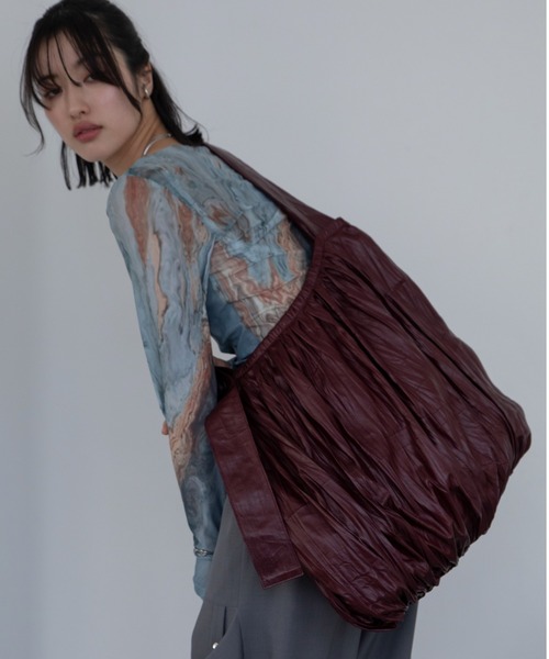 VACANCY（ヴァカンシー）の「ワッシャー加工ヴィーガンレザーショルダーバッグ（ショルダーバッグ・レディース・レッド/ブラック・FREE）」の15枚目の写真