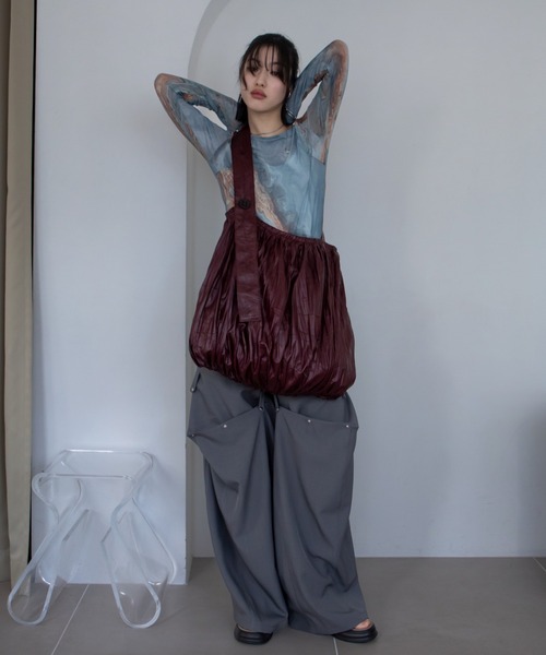 VACANCY（ヴァカンシー）の「ワッシャー加工ヴィーガンレザーショルダーバッグ（ショルダーバッグ・レディース・レッド/ブラック・FREE）」の16枚目の写真