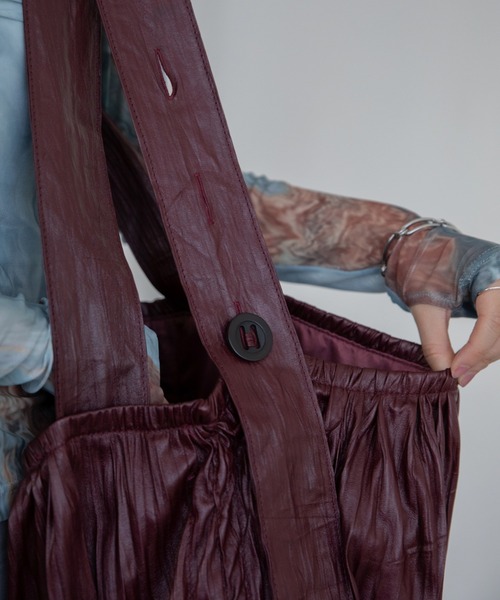 VACANCY（ヴァカンシー）の「ワッシャー加工ヴィーガンレザーショルダーバッグ（ショルダーバッグ・レディース・レッド/ブラック・FREE）」の22枚目の写真