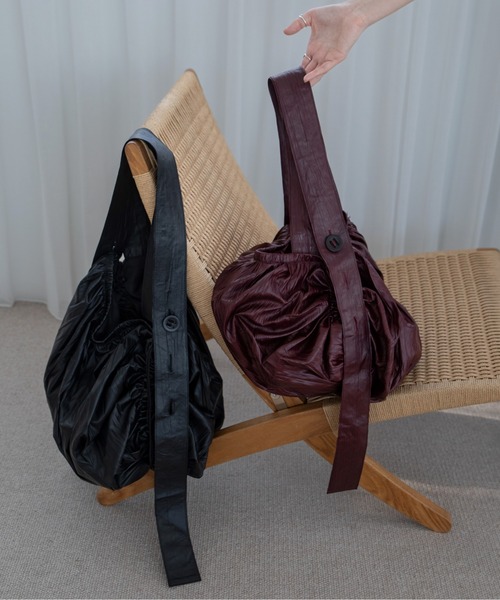 VACANCY（ヴァカンシー）の「ワッシャー加工ヴィーガンレザーショルダーバッグ（ショルダーバッグ・レディース・レッド/ブラック・FREE）」の5枚目の写真