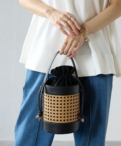 SHE HER HER HERS（シーハーハーハーズ）の「バンブー切替バケットドロストバッグ（ショルダーバッグ・レディース・ブラック/グレイッシュベージュ/ブラウン・FREE）」の4枚目の写真