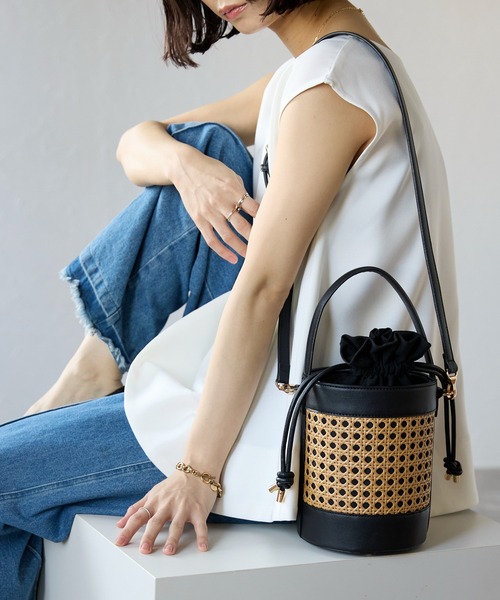 SHE HER HER HERS（シーハーハーハーズ）の「バンブー切替バケットドロストバッグ（ショルダーバッグ・レディース・ブラック/グレイッシュベージュ/ブラウン・FREE）」の6枚目の写真