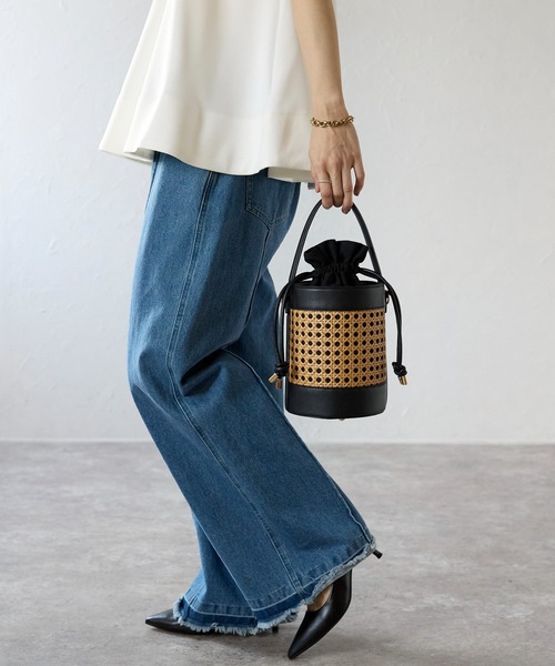 SHE HER HER HERS（シーハーハーハーズ）の「バンブー切替バケットドロストバッグ（ショルダーバッグ・レディース・ブラック/グレイッシュベージュ/ブラウン・FREE）」の7枚目の写真
