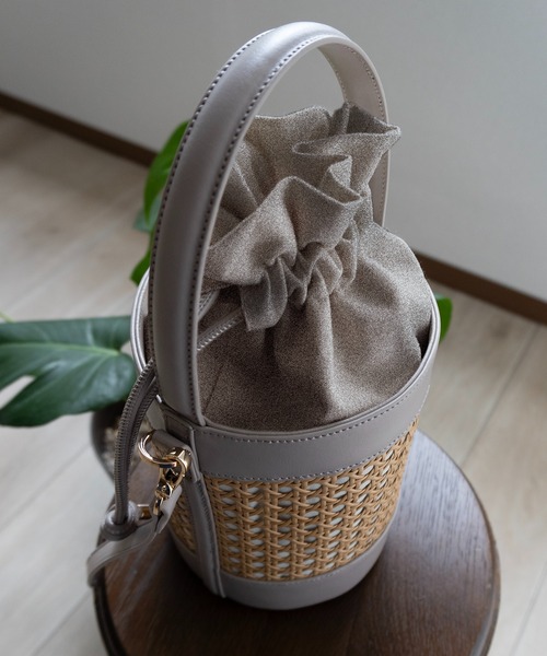 SHE HER HER HERS（シーハーハーハーズ）の「バンブー切替バケットドロストバッグ（ショルダーバッグ・レディース・ブラック/グレイッシュベージュ/ブラウン・FREE）」の19枚目の写真