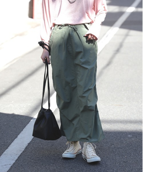 Right-on（ライトオン）の「【HONEYSUCKLE ROSE】ナイロンジャンスカ（スカート・レディース・カーキブラウン/ブラック・M/L）」の2枚目の写真