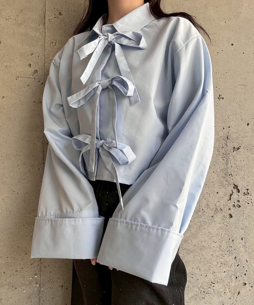 merrylatte(メリーラテ)の「リボンショート丈シャツ(シャツ/ブラウス・レディース・ブルー/ホワイト・FREE)」の1枚目の写真