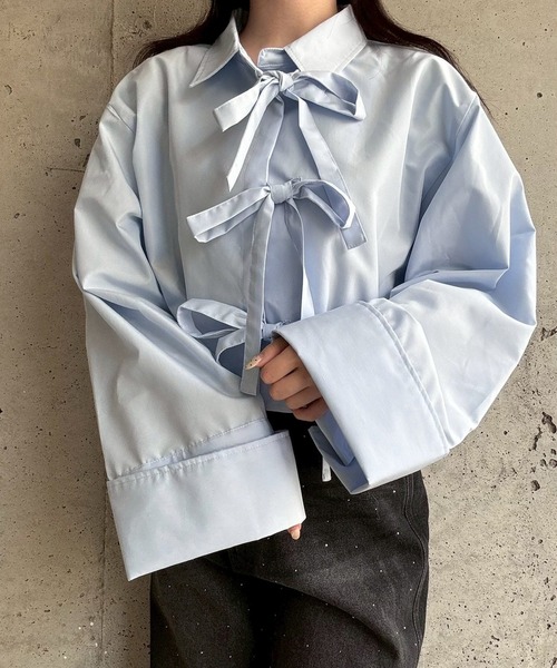 merrylatte(メリーラテ)の「リボンショート丈シャツ(シャツ/ブラウス・レディース・ブルー/ホワイト・FREE)」の4枚目の写真