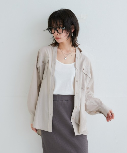 SMILE LAND（スマイルランド）の「＜大きいサイズ＞【美極シャツ】ダブルポケットニューノーマルシャツ（シャツ/ブラウス・レディース・ベージュ/サーモンピンク/チャコール/サックスブルー・3L/LL/L/5L/4L）」の3枚目の写真