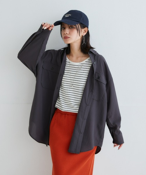 SMILE LAND（スマイルランド）の「＜大きいサイズ＞【美極シャツ】ダブルポケットニューノーマルシャツ（シャツ/ブラウス・レディース・ベージュ/サーモンピンク/チャコール/サックスブルー・3L/LL/L/5L/4L）」の2枚目の写真