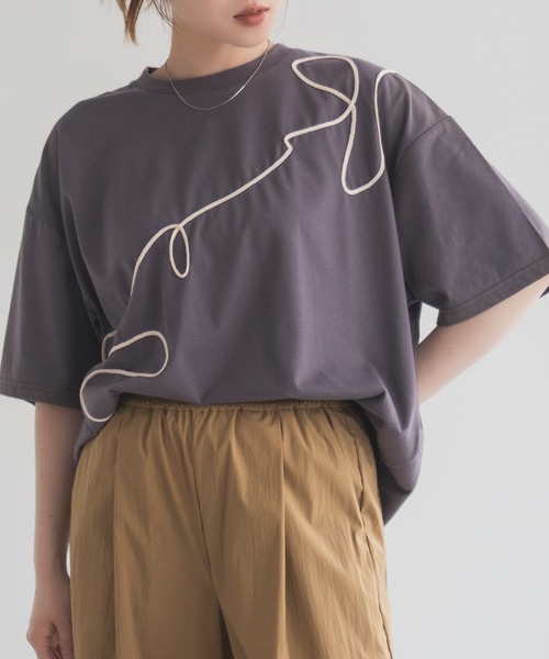 HusHusH（ハッシュアッシュ）の「HusHusH コード刺繍Tシャツ（Tシャツ/カットソー・レディース・オフホワイト/チャコールグレー/ベージュ・M/L）」の2枚目の写真