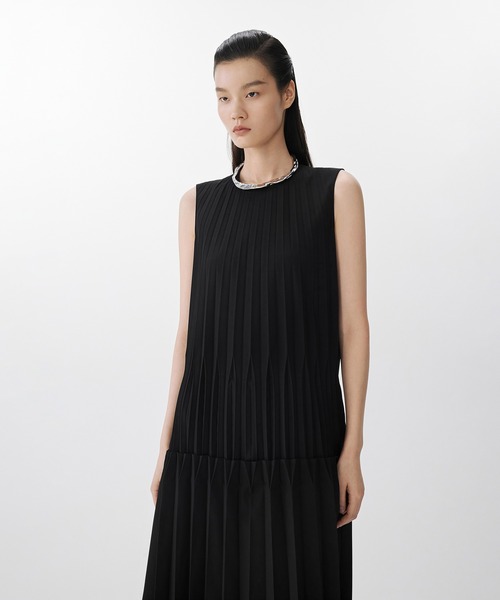 JNBY（ジェーエヌビーワイ）の「Rhythmic Pleated Dress / プリーツドレスワンピース（ドレス・レディース・グレー/ブラック・40/38/36）」の9枚目の写真