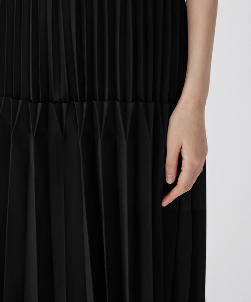 JNBY（ジェーエヌビーワイ）の「Rhythmic Pleated Dress / プリーツドレスワンピース（ドレス・レディース・グレー/ブラック・40/38/36）」の7枚目の写真