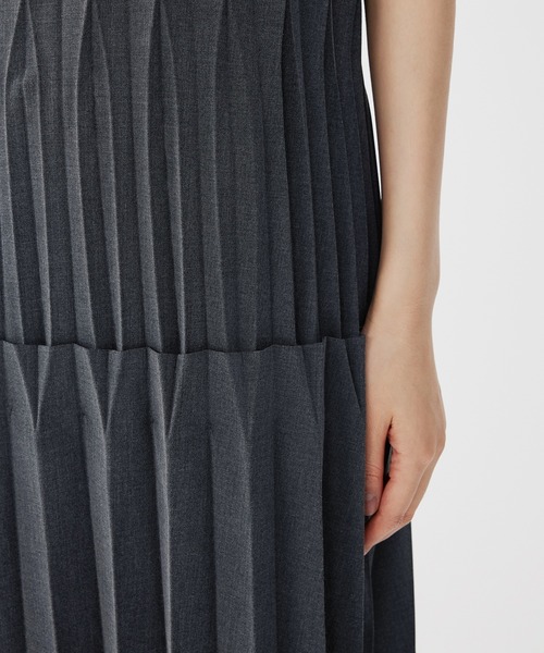 JNBY（ジェーエヌビーワイ）の「Rhythmic Pleated Dress / プリーツドレスワンピース（ドレス・レディース・グレー/ブラック・40/38/36）」の16枚目の写真