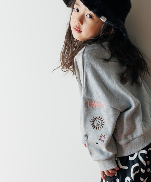 MAKE YOUR DAY（メイクユアデイ）の「ラクガキ袖刺繍裏毛トレーナー■80～140cm（スウェット・キッズ・アイボリー/グレー/オレンジ・140/130/120/110/100/90/80）」の2枚目の写真