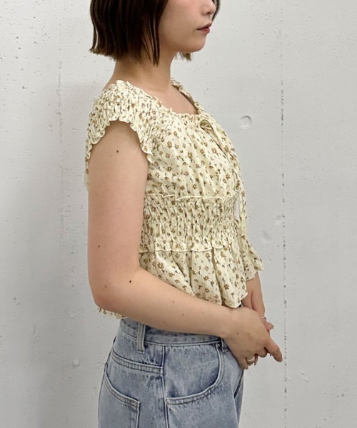 archives（アルシーヴ）の「花柄シャーリングオフショルブラウス（シャツ/ブラウス・レディース・アイボリー/ブラック/イエロー・MEDIUM）」の6枚目の写真