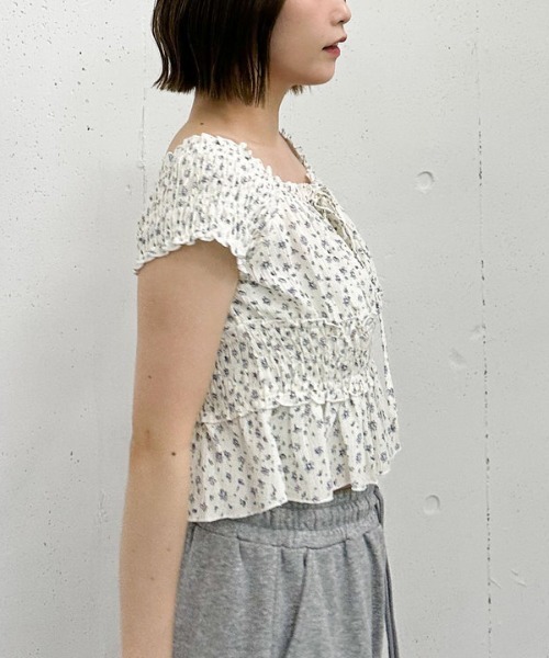 archives（アルシーヴ）の「花柄シャーリングオフショルブラウス（シャツ/ブラウス・レディース・アイボリー/ブラック/イエロー・MEDIUM）」の14枚目の写真