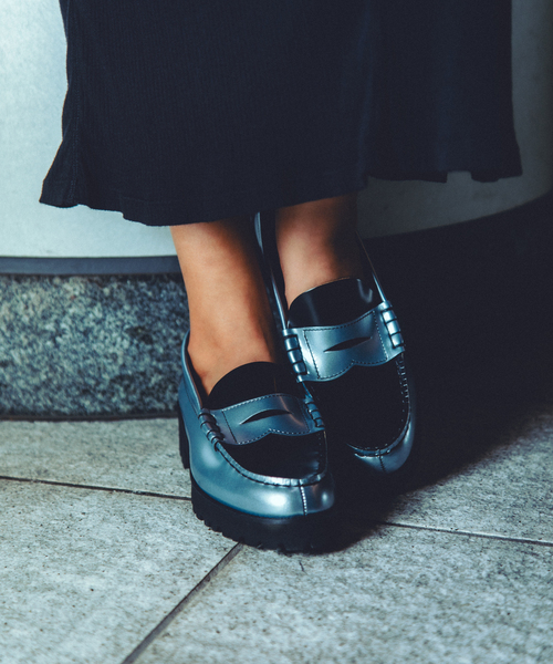 The Kenford Fineshoes(ケンフォードファインシューズ)の「The Kenford Fineshoes / ケンフォード ファインシューズ TANK SOLE LOAFERS SLBL(ローファー・レディース・シルバー・23.5cm/24cm/24.5cm/23cm/22.5cm/25cm)」の1枚目の写真