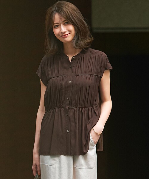 23区（ニジュウサンク）の「【接触冷感/WEB&一部店舗限定】レーヨンスパローン ティアード ブラウス（シャツ/ブラウス・レディース・ダークブラウン系/黄土色系/ブラック系/アイボリー系・38）」の2枚目の写真