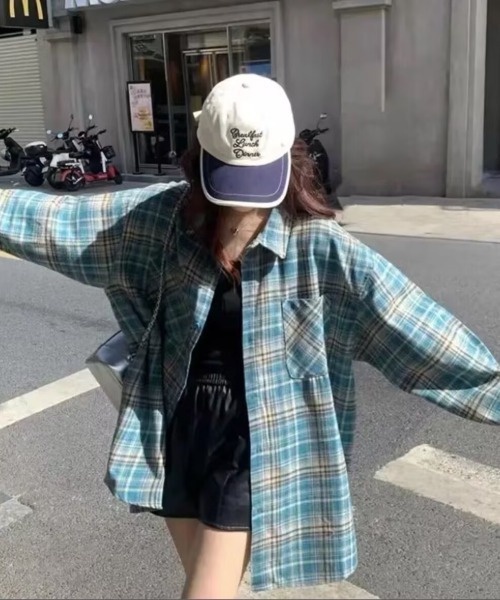 SHEPP（シープ）の「ルーズシルエット チェックシャツ 長袖 / 10色展開（シャツ/ブラウス・レディース・ブラック/アイボリー/グレー/ブルー/ブラウン/グリーン/ライトブルー/ネイビー/ベージュ/ピンク・S/M）」の9枚目の写真