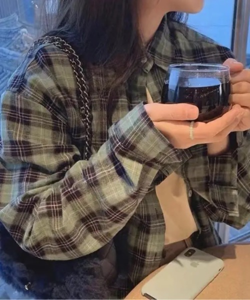 SHEPP（シープ）の「ルーズシルエット チェックシャツ 長袖 / 10色展開（シャツ/ブラウス・レディース・ブラック/アイボリー/グレー/ブルー/ブラウン/グリーン/ライトブルー/ネイビー/ベージュ/ピンク・S/M）」の6枚目の写真