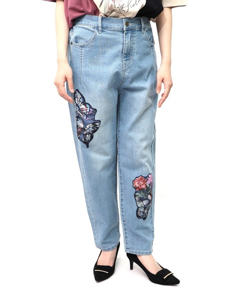 iS ScoLar(イズスカラー)の「552271:蝶花アップリケ ストレッチデニムパンツ(デニムパンツ・レディース・ブルー/ブラック・M)」の1枚目の写真