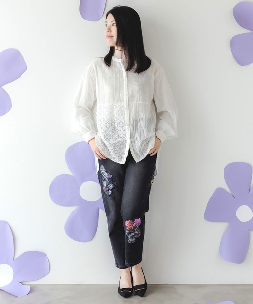 iS ScoLar(イズスカラー)の「552271:蝶花アップリケ ストレッチデニムパンツ(デニムパンツ・レディース・ブルー/ブラック・M)」の3枚目の写真