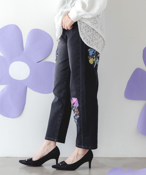 iS ScoLar(イズスカラー)の「552271:蝶花アップリケ ストレッチデニムパンツ(デニムパンツ・レディース・ブルー/ブラック・M)」の5枚目の写真