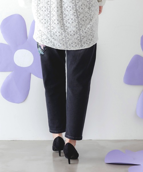 iS ScoLar(イズスカラー)の「552271:蝶花アップリケ ストレッチデニムパンツ(デニムパンツ・レディース・ブルー/ブラック・M)」の6枚目の写真