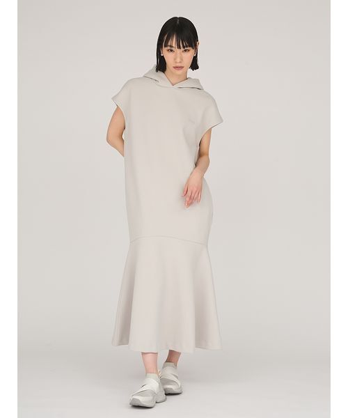emmi(エミ)の「【限定カラー】emmiロゴフーディーワンピース(ワンピース・レディース・グレイッシュベージュ/ブラック/オリーブ・1/0)」の1枚目の写真