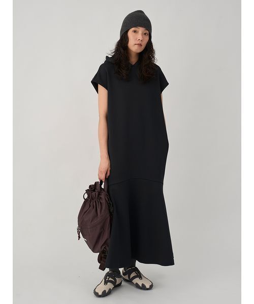 emmi(エミ)の「【限定カラー】emmiロゴフーディーワンピース(ワンピース・レディース・グレイッシュベージュ/ブラック/オリーブ・1/0)」の2枚目の写真