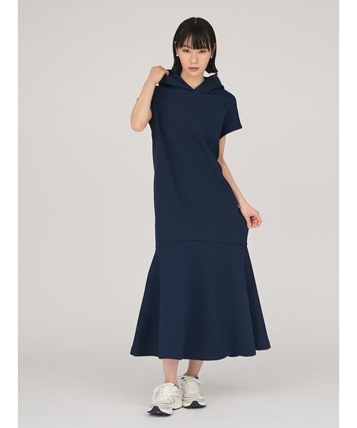 emmi(エミ)の「【限定カラー】emmiロゴフーディーワンピース(ワンピース・レディース・グレイッシュベージュ/ブラック/オリーブ・1/0)」の5枚目の写真