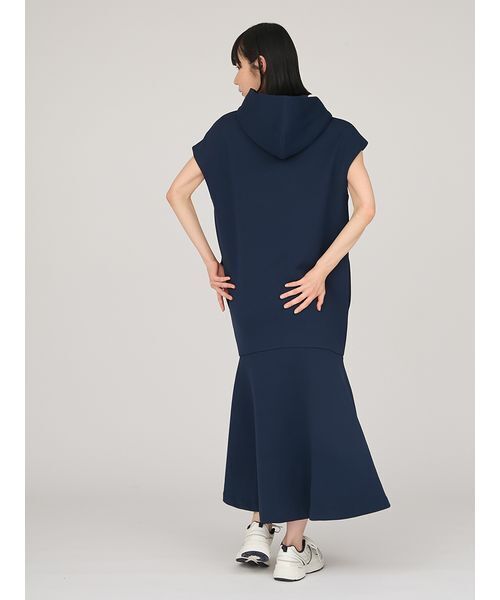 emmi(エミ)の「【限定カラー】emmiロゴフーディーワンピース(ワンピース・レディース・グレイッシュベージュ/ブラック/オリーブ・1/0)」の6枚目の写真