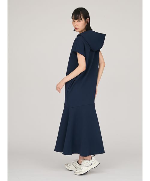emmi(エミ)の「【限定カラー】emmiロゴフーディーワンピース(ワンピース・レディース・グレイッシュベージュ/ブラック/オリーブ・1/0)」の7枚目の写真