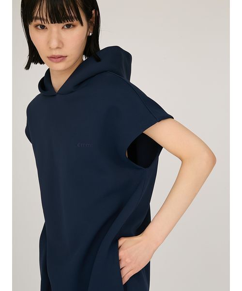 emmi(エミ)の「【限定カラー】emmiロゴフーディーワンピース(ワンピース・レディース・グレイッシュベージュ/ブラック/オリーブ・1/0)」の8枚目の写真