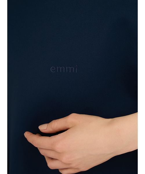 emmi(エミ)の「【限定カラー】emmiロゴフーディーワンピース(ワンピース・レディース・グレイッシュベージュ/ブラック/オリーブ・1/0)」の10枚目の写真