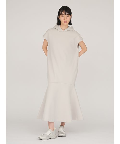emmi(エミ)の「【限定カラー】emmiロゴフーディーワンピース(ワンピース・レディース・グレイッシュベージュ/ブラック/オリーブ・1/0)」の14枚目の写真