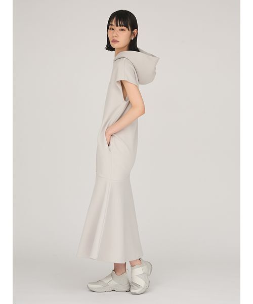 emmi(エミ)の「【限定カラー】emmiロゴフーディーワンピース(ワンピース・レディース・グレイッシュベージュ/ブラック/オリーブ・1/0)」の15枚目の写真