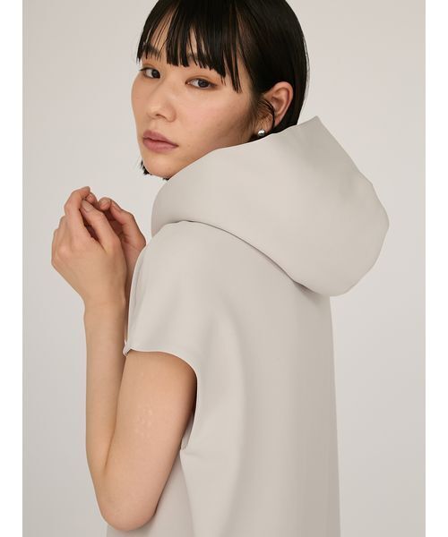 emmi(エミ)の「【限定カラー】emmiロゴフーディーワンピース(ワンピース・レディース・グレイッシュベージュ/ブラック/オリーブ・1/0)」の16枚目の写真