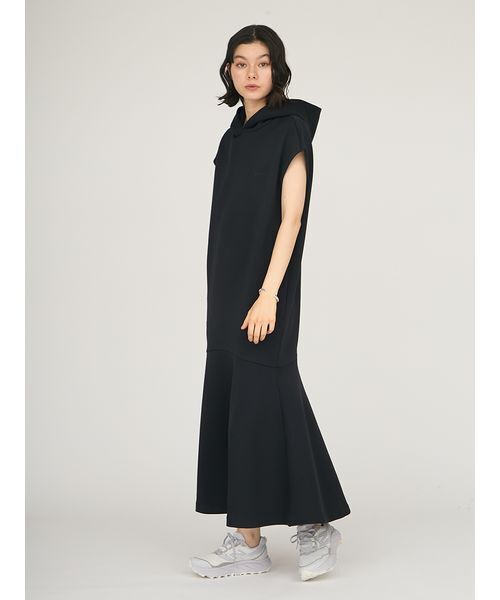 emmi(エミ)の「【限定カラー】emmiロゴフーディーワンピース(ワンピース・レディース・グレイッシュベージュ/ブラック/オリーブ・1/0)」の22枚目の写真