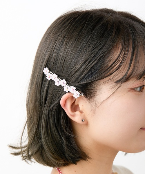 Casselini（キャセリーニ）の「Casselini(キャセリーニ)フラワービジューバレッタ（バレッタ/ヘアクリップ・レディース・ブラック/ブルー/ホワイト/ピンク・FREE）」の5枚目の写真