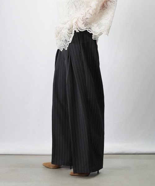 LUCA/LADY LUCK LUCA（ルカ/レディラックルカ）の「LC/LLL 配色アシメベルトストライプパンツ（その他パンツ・レディース・チャコールグレー/ブラウン・FREE）」の2枚目の写真