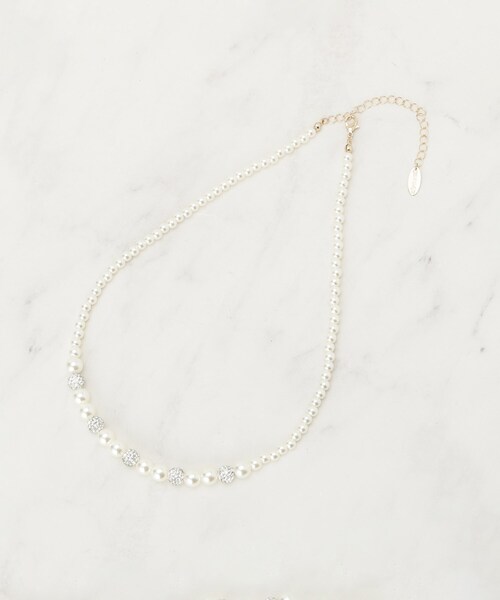 SHOO・LA・RUE（シューラルー）の「【セレモニー】パヴェ＆パール調ショートネックレス（ネックレス・レディース・ゴールド/ピンクゴールド/シルバー・00）」の3枚目の写真