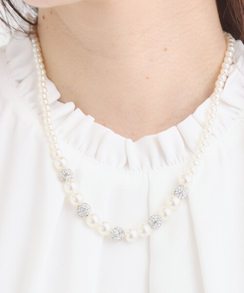 SHOO・LA・RUE（シューラルー）の「【セレモニー】パヴェ＆パール調ショートネックレス（ネックレス・レディース・ゴールド/ピンクゴールド/シルバー・00）」の8枚目の写真