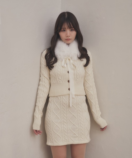 M DOLLY(エムドリー)の「fur tippet aurora knit set up/ファーティペットアウローラニットセットアップ(セットアップ・レディース・グレー/アイボリー・FREE)」の2枚目の写真